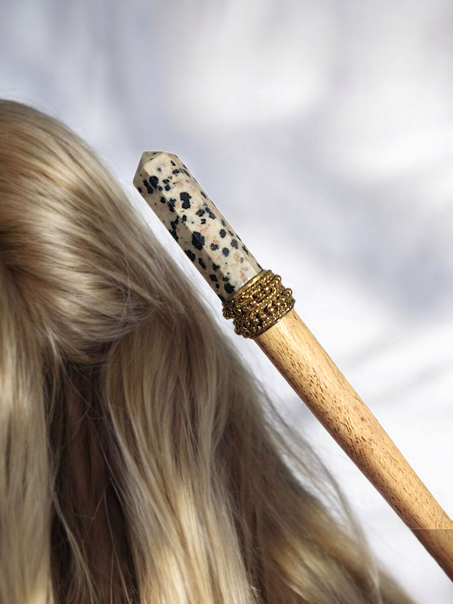 Шпилька с далматиновой яшмой