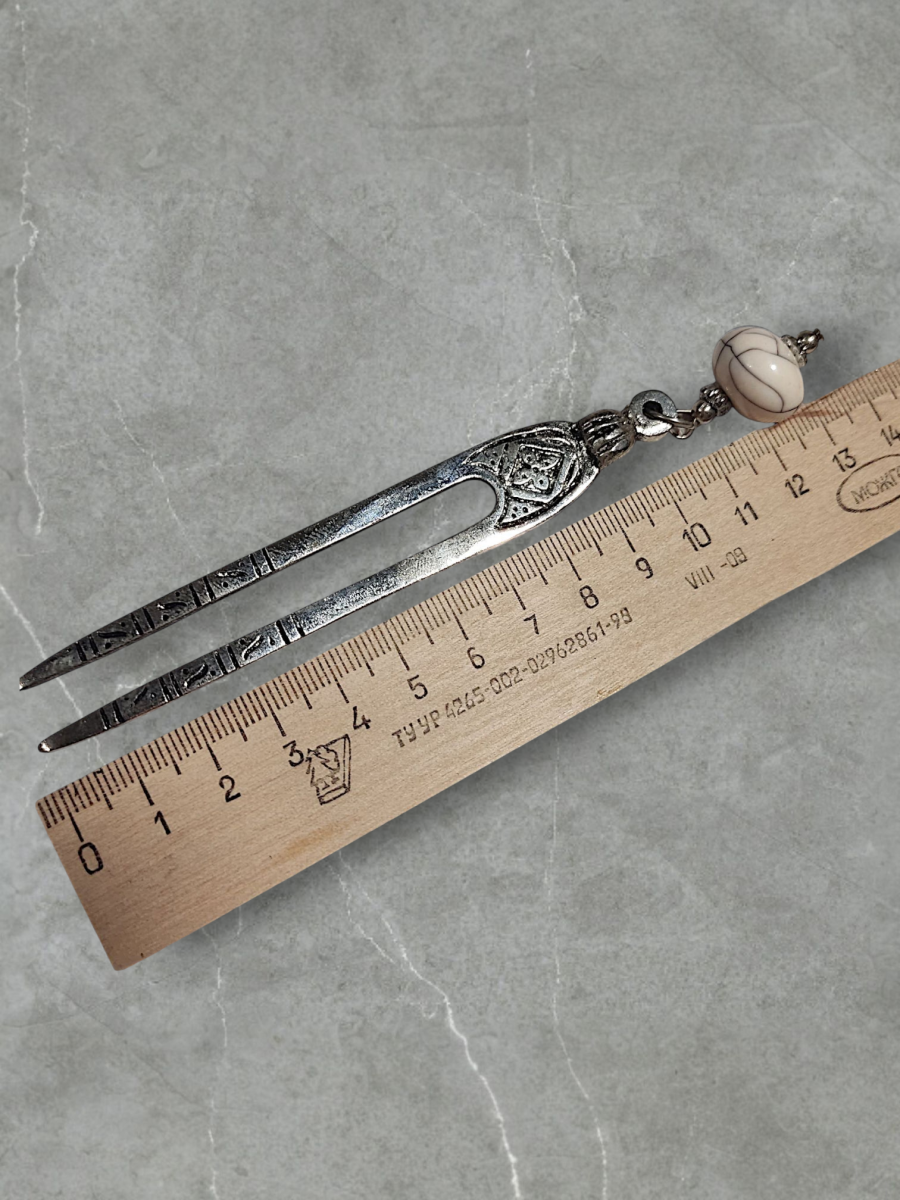 Шпилька с белой бусиной