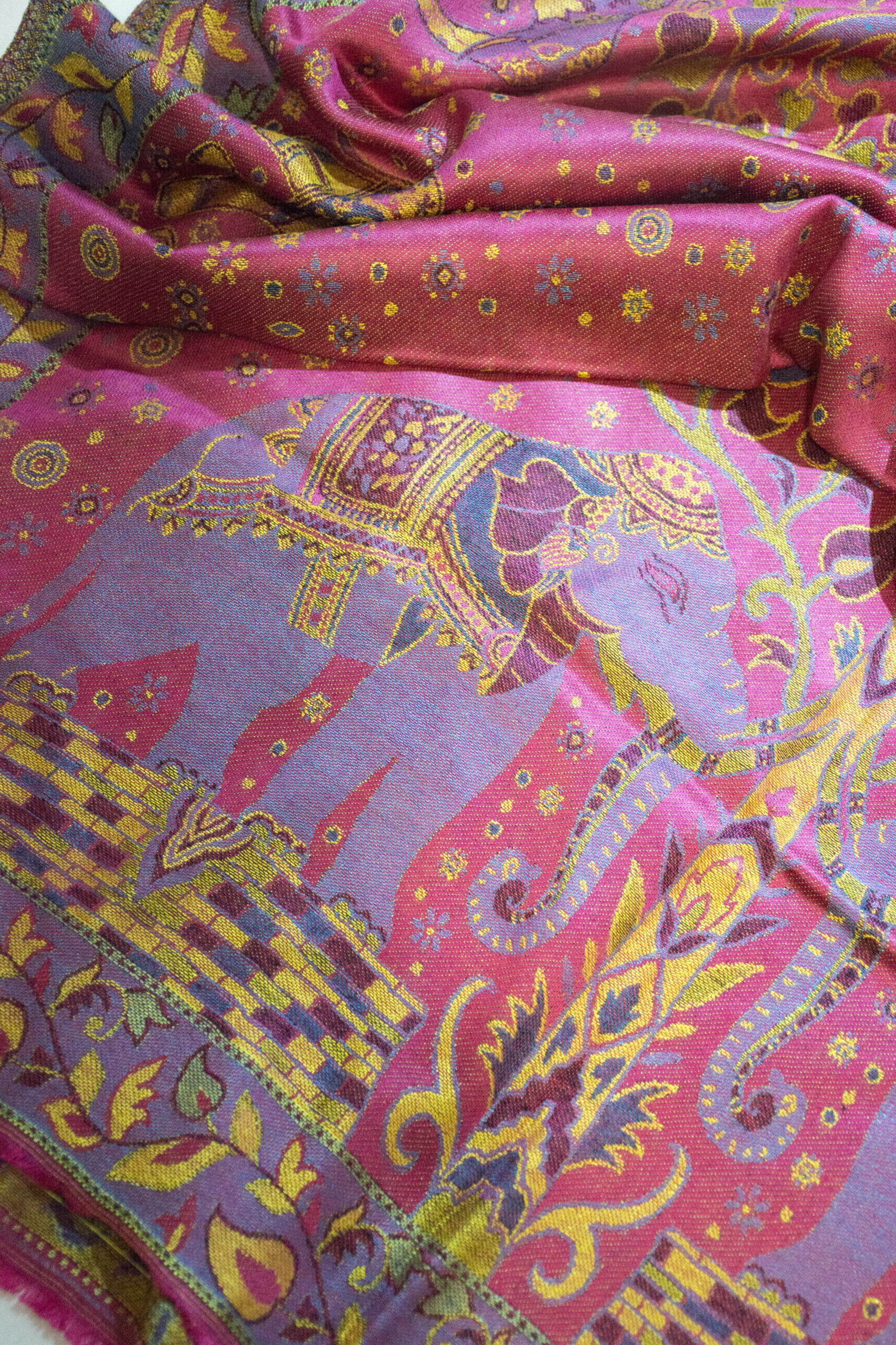 Женский шарф с слонами