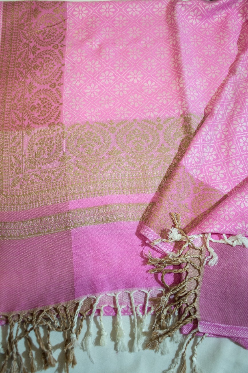 Женский шарф розовый